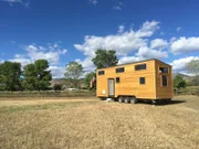 Tiny House Hunters Season3 EP Dreams of Downsizing, Tiny House Hunters Staffel3 EP SkihuĚˆttchen
Joe and Kristen are outdoor enthusiasts who are hoping their agent Brandy (left) will find them a tiny home near Fraser, CO that will have magnificent views, a full kitchen and a fireplace,  as seen on Tiny House Hunters.