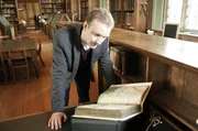Professor Jerry Brotton betrachtet alte Karten in Downside Abbey, England.