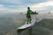 "Ich bin ein Surfergirl und die Leute haben gesagt, ich soll das nicht machen, weil es Mädchen verdirbt. Ich habe trotzdem weitergemacht." Fatema ist zehn und verbringt viele Stunden am Tag am Strand von Cox‘s Bazar im Süden von Bangladesch.