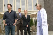 (v.l.): Shawn (James Roday), Lassiter (Timothy Omundson), O'Hara (Maggie Lawson) und Bernie Bethel (Brad Dourif)