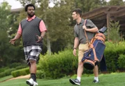 Leroy (Craig Robinson, l.) und Max (Adam Scott, r.) müssen in einem Country Club ermitteln, nachdem ein Angestellter des Clubs angeblich innerhalb kürzester Zeit um Jahrzehnte gealtert ist ...