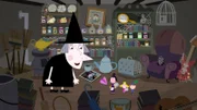 Nanny Plum (Mitte) will zusammen mit Ben und Holly den Frühjahrsputz bei Mrs Witch machen.