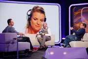 Beim Spiel 'Häng an meinen Lippen' müssen Moritz Bleibtreu (l.) und Richy Müller 'stumme Lieder' raten. Was singt Mirja Boes? In der Mitte Moderator Thomas Gottschalk.