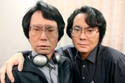 Dr. Hiroshi Ishiguro posiert mit 'Geminoid', einem Doppelgänger Prototypen.