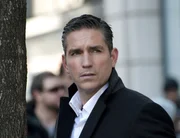 Reese (Jim Caviezel) versucht den von Mafiaboss EIlias inszenierten Mordanschlag auf Moretti zu verhindern...