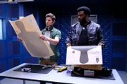 Max (Adam Scott, l.) ermutigt Leroy (Craig Robinson, r.), mit einer Polizistin zu flirten, als sich die beiden mit einem neuen Fall beschäftigen müssen ...