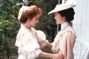 Anne (Megan Follows) und Diana (Schuyler Grant, re.)