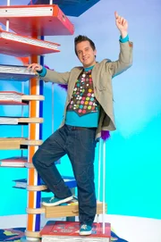 In seinem magischen Studio fehlt es Mister Maker an nichts. Kleber, Scheren, Pinsel - alles ist da. In Übergröße und mit Eigenleben.