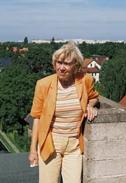 Frau Regina Albrecht auf dem Dach des Hauses ihrer ehemaligen Wohnung in der Dietzgenstrasse 93 in Berlin.