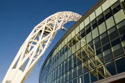 Moderne Stadien mit Glas und Stahl.