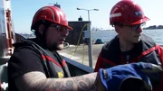 Schiffsmechaniker Sebastian und Praktikant Laurenz an Deck.