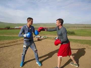 Der schwererziehbare Justin (l.) soll in der Mongolei beim Bau eines Gewächshauses helfen. Gejammer lässt der Coach Christian Görisch (r.) nicht durchgehen ...