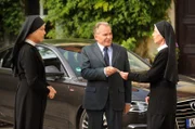 Schwester Hanna (Janina Hartwig, l.) und Schwester Felicitas (Karin Gregorek, r.) sind Wöller (Fritz Wepper, M.) auf die Schliche gekommen.