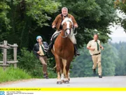 Hubert (Christian Tramitz, rechts) und Staller (Helmfried von Lüttichau, links) verfolgen Hermann Meixner (Michele Oliveri), der mit einem alten Gaul auf der Flucht ist.