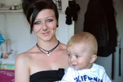 EinsPlus LEBEN!, "Mutter mit 15", am Sonntag (12.10.14) um 22:15 Uhr.
Kristin und Maleika sind beide mit 15 Mutter geworden. Ihr Alltag ist nicht einfach: Sie wechseln Windeln, lernen für die Schule und versuchen, als Teenager nicht zu kurz zu kommen.
Maleika mit ihrem Sohn