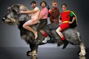 Das Team Drama Dackel von dropout films (#dramadackel) stellt sich vor: Christian Maria Brandes aka Schlecky Silberstein (l.), Daniel Seideneder (2.v.l.), Stephan Greitemeier (2.v.r.) und Marco Müller (r.).