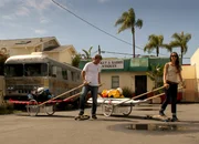 Oliver Spies und Annette Bruns mit Rikschas und Boards in Costa Mesa