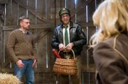 Georg Meißner (Sebastian Bezzel, l.) hält Barbara Hansen (Monika Gruber, r.) als Geisel gefangen. Staller (Helmfried von Lüttichau, M.) bemüht sich, die Situation mit einer guten Brotzeit zu entspannen.