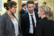 Der Prozess gegen ein Mädchenhändler eskaliert und endet in ein Blutbad. Olivia Benson (Mariska Hargitay, l.),  Dominick "Sonny" Carisi (Peter Scanavino) und Amanda Rollins (Kelli Giddish) ermitteln.