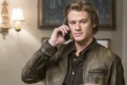 MacGyver (Lucas Till) und Jack schließen sich mit einem russischen Bombenbauer zusammen, um in Moskau einen Sprengkopf zu entschärfen. Als der damit zusammenhängende Computer den Geist aufgibt, muss er die Kiste wieder zum Laufen zu bringen und einen neuen Kalten Krieg zu verhindern.