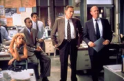 (v.l.vorne) Detective Monique Jeffries (Michelle Hurd), Detective Ed Green (Jesse L. Martin), Lennie Briscoe (Jerry Orbach) und Captain Donald Cragen (Dann Florek) begeben sich auf Spurensuche in einem neuen Fall.