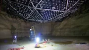 7.000 Quadratkilometer groß ist das tiefstgelegene Labor der Welt. In knapp zwei Kilometern Tiefe suchen die Forscher nach Neutrinos, winzige Partikel kosmischen Ursprungs.