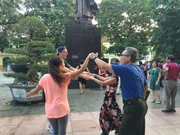 Ein Tänzchen im Park morgens um fünf? Das ist für Vietnamesen Frühsport und völlig normal - für Louisa und Philipp (links im Bild) aber eine ganz neue Erfahrung!Â