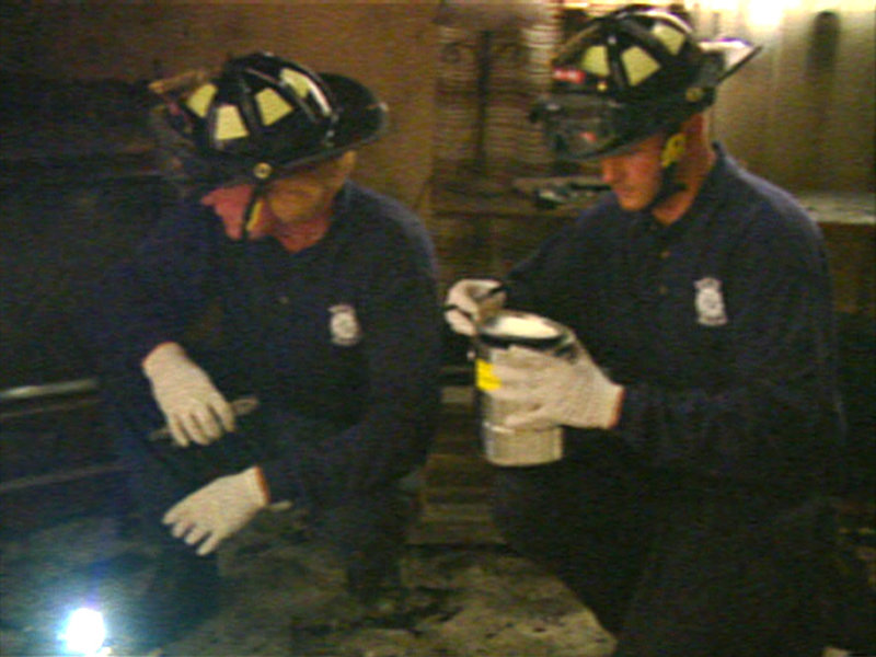 Die Feuerwehrmänner suchen nach dem Brandherd...