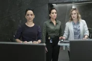 Nas (Archie Panjabi, l.), Patterson (Ashley Johnson, r.) und Zapata (Audrey Esparza, M.) wird klar, dass das Team so schnell wie möglich den Zugriff riskieren muss, um Sandstorm ein für alle Mal das Handwerk zu legen und um Jane zu befreien ...