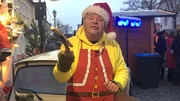 Derweil gibt es ein Wiedersehen mit Rentner Reinhard (72) aus Berlin. Sein Einkommen reicht bei Weitem nicht aus, daher bessert sich der Berliner die Haushaltskasse mit dem Verkauf von Grillwürstchen auf.