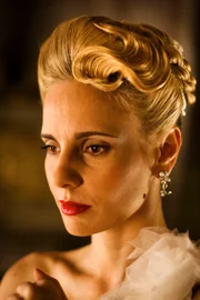 Evita Perón (Julieta Cardinali) verfällt auf eine List, um das Gnadengesuch für Juana Doña durchzusetzen.