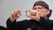 Simcha Jacobovici mit römischen Nägel, die im Kaiaphas Beinhaus gefunden wurden.