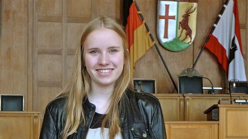 Lara im Sitzungssaal des Rathaus Schöneberg