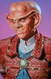 Nagus Zek, das Oberhaupt der Ferengi, ist auf der Raumstation und reißt sich gleich Quarks (Armin Shimerman) Quartier unter den Nagel. Als Quark von Zeks Plänen für eine bessere Ferengi-Welt erfährt, ist er entsetzt.
