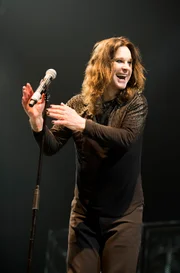 Die Band "Black Sabbath" hat den Sound des Heavy Metal geprägt hat wie kaum eine andere: Am 4. Februar 2017 betreten Ozzy Osbourne (Foto), Tony Iommi und Geezer Butler zum letzten Mal die Bühne in Birmingham, auf der für sie alles begonnen hat. Mit ihrem letzten Konzert fällt der Vorhang einer Karriere, die fast ein halbes Jahrhundert andauerte.