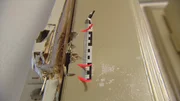 Oft dringen die Einbrecher gewaltsam mit einem Schraubenzieher in Wohnungen ein.