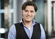 Marco Lombardo moderiert die Sendung seit 2011, Ersatzweise wenn die festen Moderatoren vertreten werden müssen.