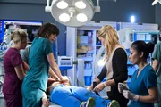 Kämpfen um Alex` Leben: Dr. Lin (Julia Taylor Ross, 2.v.l.) und Dawn (Michelle Nolden, 2.v.r.) ...