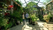 Kevin McCloud, Beth Dadswell und Andrew Wilbourne (r.) im französisch-angehauchten Innenhof.