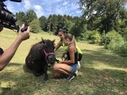 Jess ist dabei, als Marina mit ihrem Pony einen neuen Clip dreht.