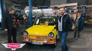 Comedian und Autonarr Martin Klempnow (vorne) trifft in jeder Folge Gebrauchtwagen-Besitzer, die ihre kleinen Schätze kritischen Autohändlern verkaufen möchten.