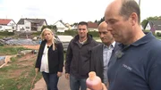 Aline und Patrick Jungmann, Günal Günsav und Leckageexperte Edmund Langen auf Ursachenforschung.