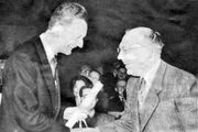 28. Januar 1949: In Anwesenheit des Militärgouverneurs der US-amerikanischen Besatzungszone, General Lucius D. Clay, wird Radio Frankfurt offiziell in deutsche Hände übergeben. Francis E. Sheehan (rechts), stellvertretender Direktor der amerikanischen Militärregierung für Hessen, überreicht Intendant Eberhard Beckmann die Lizenzurkunde.