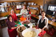 Am Hundsmarhof mit Elvira Buttazoni, Rudolf Steinwender und der gesamten Familie: "Kärntner Nudeln muss man selber machen. Sie sind unser Nationalgericht, eigentlich ein Arme-Leute-Essen und doch eine kulinarische Wissenschaft".