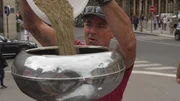 Todd hat vor, sich mit einem Kaffee-Food-Truck vor dem Louvre in Paris aufzustellen. Leider ist die französische Hauptstadt nicht besonders offen für neue Ideen dieser Art ...