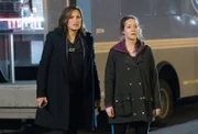 Ein Junge wird von einem Unbekannten aus der Kita abgeholt. Olivia Benson (Mariska Hargitay, l.) und das SVU-Team stehen der panischen Mutter, Dana (Brooke Bloom), zur Seite.