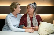 Frau Küppers (Saskia Fischer, l.) will von der Obdachlosen Onna (Marion Breckwoldt, r.) erfahren, was sie über den Unfall im Freihafen weiß.