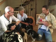 Tut alles für verlassene Vierbeiner: Jochen Bendel (r.) ...