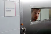 Andi Becker (Max von Pufendorf) verschanzt sich mit seinen Geiseln in der Notaufnahme, um die Blutwäsche für seinen Vater zu erzwingen ...
