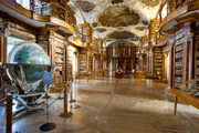 Die Bibliothek des Klosters Sankt Gallen in der Deutschschweiz stammt aus dem neunten Jahrhundert und gehört zu den bedeutendsten und ältesten Klosterbibliotheken der Welt.